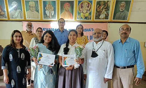 युगा सांबारी व श्रुता पै यांच्या समवेत मठग्रामस्थ हिंदू सभेचे अध्यक्ष,प्राचार्य व शिक्षक