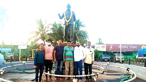 टी.बी.कुन्हा यांच्या पुतळ्यास पुष्पहार अर्पण करून 'भारत माता की जय'चे नितीन फळदेसाई, साईनाथ नाईक, सखाराम भगत व इतर (Goa)