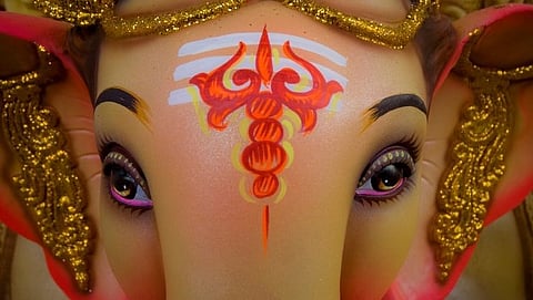 गणपती बाप्पा आणतो शेजारी, मित्रांना एकत्र!