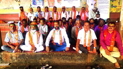 स्थानिक उमेदवाराला उमेदवारी द्यावी यामागणीसाठी कार्यकर्त्यासह  उपोषणाला बसलेले दाजी कासकर. (Goa)