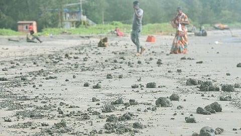 किनाऱ्यावर येणाऱ्या तेल गोळ्यांसंबंधी प्रशासनाचे दुर्लक्ष झाल्याने भक्त संतप्त झाले आहेत.