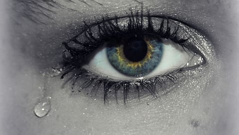 Boyfriend sticks girlfriend's eye by applying superglue