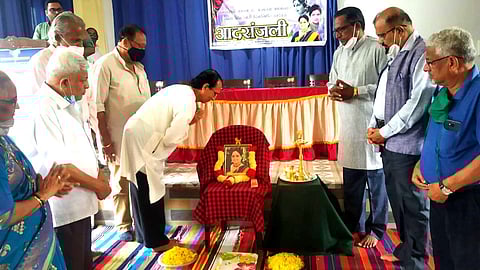 आकाशवाणीचे निवृत्त निवेदक रामानंद जोशी आशालता ताईंच्या (Ashalata Wabgaonkar) प्रतिमेला पुष्पहार अर्पण करताना व इतर मान्यवर