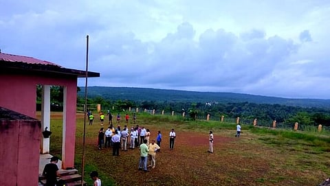 कोरगाव (Korgao) येथील श्री कमलेश्वर शिक्षण प्रसारक संस्थेच्या मैदानावर सरकार तुमच्या दारी उपक्रमाच्या व्यवस्थेची पाहणी करताना सरकारी अधिकारी.