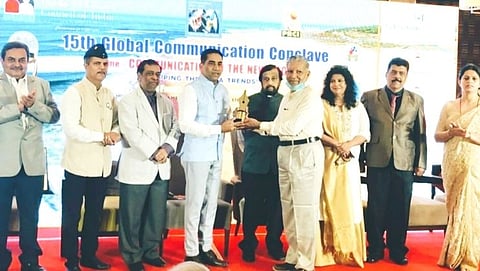 "चाणाक्य" पुरस्कार स्वीकारताना ज्येष्ठ पत्रकार अनिल चोडणकर सोबत अनंत जोशी व इतर मान्यवर