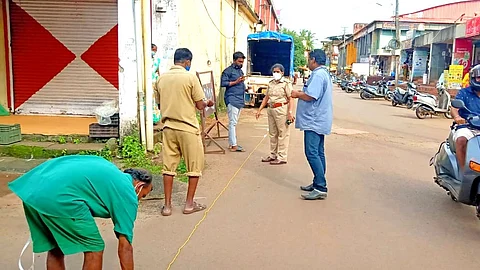 डिचोलीत माटोळी बाजारासाठी जागेची आखणी करताना पालिकेचे कर्मचारी व पोलिस (Goa)
