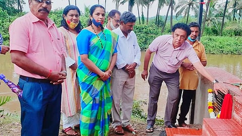 मयेतील गणेश विसर्जन स्थळाचे उदघाटन करताना आमदार झांट्ये (Goa)