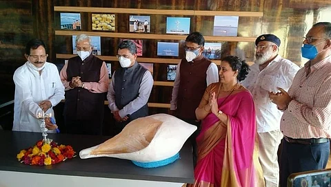 मुरगांव बंदरातील आंतरराष्ट्रीय क्रुझ टर्मिनल जवळ 'द पीयर' रेस्टॉरंटचे उद्घाटन करताना जलमार्ग राज्यमंत्री श्रीपाद नाईक. सोबत राजीव जलोटा व इतर.