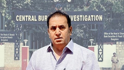 लुकआउट नोटीस Lookout notice जारी झाल्यानंतर देशमुख यापुढे देश सोडू शकत नाहीत.