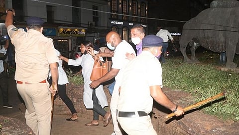 गोवा काँग्रेसच्या मशाल मोर्चावर गोवा पोलिसांचा बेछूट लाठीमार