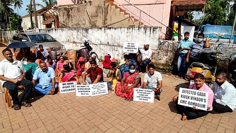 Goa Agitation : गोमेकॉच्या परिसरातील विक्रेत्यांचा ‘ठिय्या’, मुख्यमंत्र्यांना इशारा