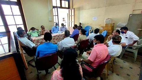 vasco : मासळी मार्केट संदर्भात उपजिल्हाधिकारी कार्यालयात घेण्यात आलेल्या विशेष बैठकीत उपस्थित वास्कोचे आमदार कार्लुस आल्मेदा, उपजिल्हाधिकारी दत्तराज गावस, नगराध्यक्ष दामोदर कासकर, मामलेदार धीरेन बाणावलीकर, मुख्याधिकारी जयंत तारी व इतर.