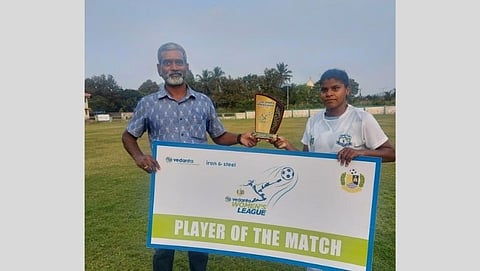 सामन्याची मानकरी पुरस्कार स्वीकारताना युनायटेड क्लब तळावलीची स्टेसी कार्दोझ