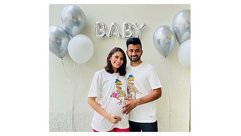 मनप्रीत सिंगने (Manpreet Singh) पत्नी इली नजवा सिद्धिक ((Illi Saddique) सोबत शेअर केले बेबी बंप बंपचा फोटो