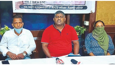 पत्रकार परिषदेत बोलताना गुंतवणूकदार समितीचे निमंत्रक मायरॉन फर्नांडिस. व मान्यवर.