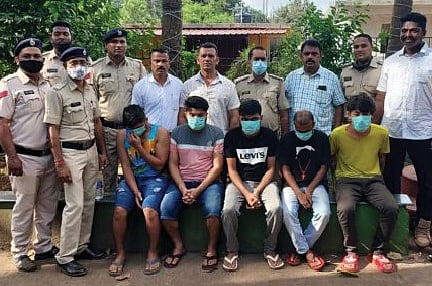 गांवकरवाडा-कळंगुट (Calangute) येथील एका हॉटेलात बनावट कॉल सेंटर (Fake call center) टोळीचा पर्दाफाश करण्यात आला.