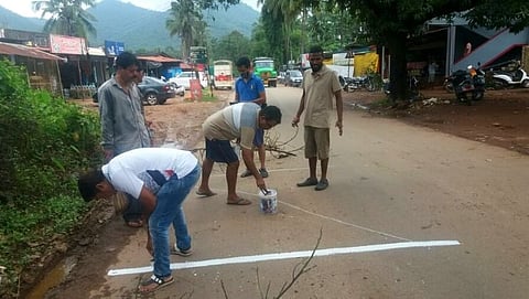 केरी सत्तरी (Satari) येथे रस्त्यावरील गतिरोधक रंगवताना सामाजिक कार्यकर्ते (दशरथ मोरजकर)