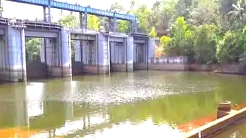 नदीवरील उंच बंधारा