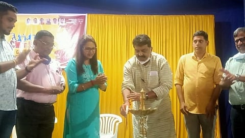 मुख्यमंत्री चषक स्पर्धाचे उद्घाटन करताना मान्यवर