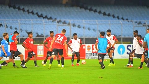 फुटबॉलचा सर्व करताना FC गोवा संघ