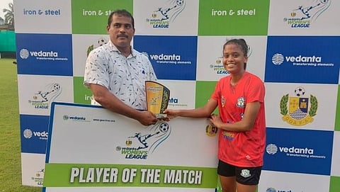 सामन्यातील सर्वोत्तम खेळाडू कॅरेन एस्ट्रोसिया