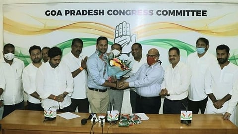 क्रिकेटपटू रॉबीन डिसोजा (Robin D'Souza) यांना कॉंग्रेसमध्ये (Congress) प्रवेश देताना विरोधीपक्षनेते दिगंबर कामत. सोबत प्रदेश अध्यक्ष गिरीश चोडणकर, वरद म्हार्दोळकर, संकल्प आमोणकर, विजय भिके, विशाल वळवईकर व कॉंग्रेसचे पदाधिकारी