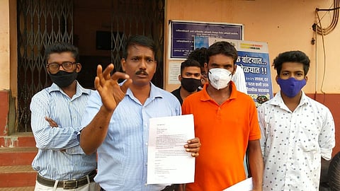 'डॕमोक्रेटिक पिपल फॕडरेशन'चे अध्यक्ष सुभाष केरकर जिल्हयाधिकाऱ्याना निवेदन सादर करण्यापूर्वी