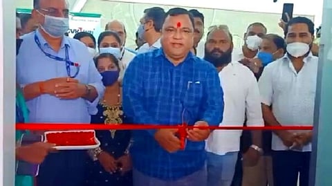 दाबोळी विमानतळावरील टॅक्सीचालकांसाठी दोन काउंटरचे उद्घाटन करताना मंत्री माविन गुदिन्हो.सोबत इतर.