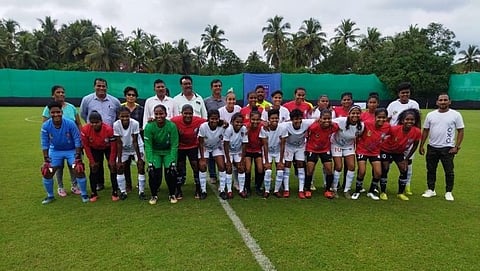 GFA Womens Football League स्पर्धेच्या उदघाटन प्रसंगी खेळाडूंसमवेत मान्यवर.