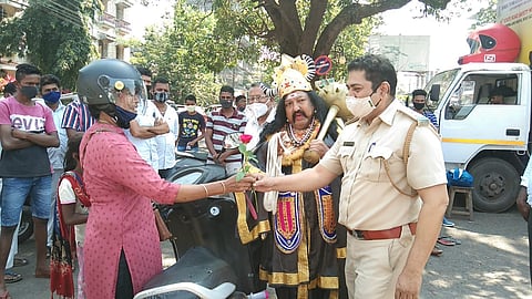 रस्ता सुरक्षा सप्ताहानिमित्त वास्कोत यमदूताच्या अवतारात असलेला कलाकार वाहनचालकांना वाहन नियमांचे धडे देताना (Goa)