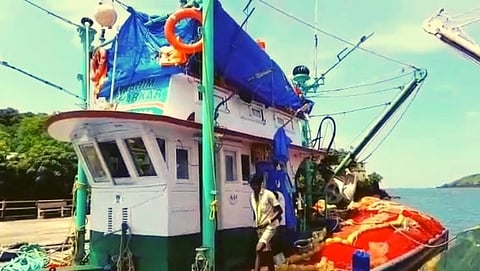 बेकायदेशीर मासेमारी करत असलेली बोट