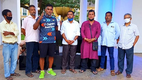 Mapusa : उपोषणास बसलेले विश्वेश प्रभू यांना पाठिंबा देण्यासाठी वास्को ते पणजी अशी पदयात्रा केलेले शंकर पोळजी या आंदोलनासंदर्भात माहिती देताना.