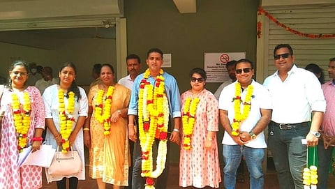 सरपंचपदी निवड झाल्यानंतर विजयी मुद्रेत आपल्या पंच सदस्यांसह सरपंच गिरीश पिल्ले.