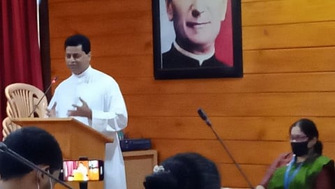 संचालक फा. किन्ले डिक्रुझ