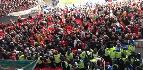 हंगेरियन चाहते (Hungarian fans) वेम्बली स्टेडियमवर (Wembley Stadium) पोलिसांशी भिडले.