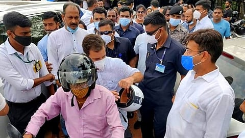 Panjim: काँग्रेस नेते राहुल गांधी यांनी 'पायलट' म्हणून ओळखल्या जाणार्या गोव्यातील मोटरसायकलने बांबोळी ते पणजीतील आझाद मैदानापर्यंत प्रवास केला.