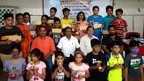 वास्को: मुरगाव तालुका बुद्धिबळ स्पर्धेतील बक्षीसप्राप्त स्पर्धकांसमवेत मान्यवर.