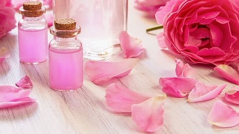 सर्वात पहिले गुलाबाच्या फुलांचे पाकळ्या वेगवेगळ्या करून घ्यावे.