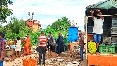 अतिक्रमणे हटविताना व टेम्पोतून माल नेताना विक्रेते.