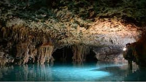 मेक्सिकोमधील प्लाया डेल कारमेन शहराच्या बाहेरील भागात असलेली ही भूमिगत नदी रिओ सेक्रेटो म्हणून ओळखली जाते. ही नदी 38 किलोमिटर लांबीच्या एका गुहेच्या आत वाहते