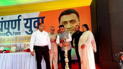 Goa Government: स्वयंपूर्ण युवा मेळाव्याचे उद्घाटन करताना मुख्यमंत्री डॉ. प्रमोद सावंत. बाजूला आमदार ग्लेन टिकलो, ज्योशुआ डिसोझा, कामगारमंत्री जेनिफर मोन्सेरात व इतर मान्यवर.