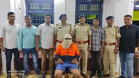 सांळगाव चोरीप्रकरणात मांद्रे येथून ताब्यात घेतलेल्या संशयित भुषण जाधव यांच्यासहित सांळगाव पोलिस पथक : संतोष गोवेकर.