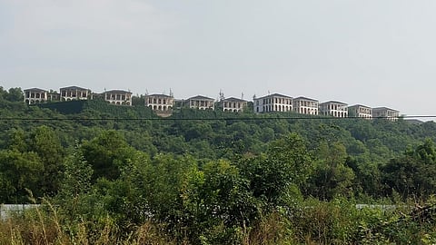 मान्द्रेतील डोंगरभागात झलेले बांधकाम