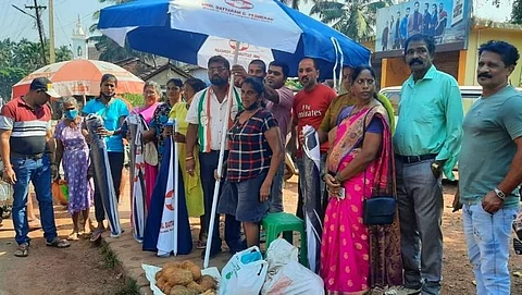 Goa : आठवडा- बुधवारी बाजारात स्थानिक व्यवसायिक महिलांना छत्र्यांचे वाटप केरतांना कॉग्रेस सेवा दलाचे दत्ताराम पेडणेकर, सोबत जगन्नाथ गांवकर, दिगंबर आमोणकर, सनी सांळगांवकर, हर्षा सांळगांवकर व गरजुं महिला : संतोष गोवेकर.