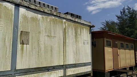 मोरजी किनाऱ्यावर हंगामी स्वरूपाचे उभारलेले शौचालय, चेन्गिंग रुम