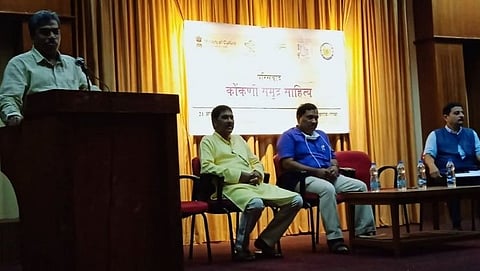 कोकणी समुद्र साहित्य परिसंवादाचे उदघाटन केल्याचे जाहीर करताना रवीन्द्र भवन मडगावचे अध्यक्ष दामू नाईक. बाजुला वामन टाकेकर, प्रदिप सरमुकादम व डॉ. भुषण भावे.