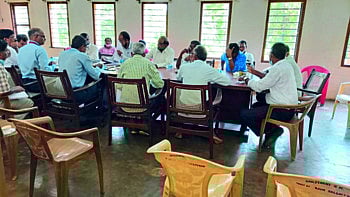 ऊस उत्पादकांच्या बैठकीला उपस्थित असलेले ॲड. नरेंद्र सावईकर, प्रशासक चिंतामणी पेरणी, ऊस उत्पादक संघटनेचे अध्यक्ष राजेंद्र देसाई व इतर शेतकरी.