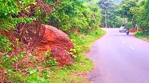दोडामार्ग रस्त्यावरील असुरक्षित दगड