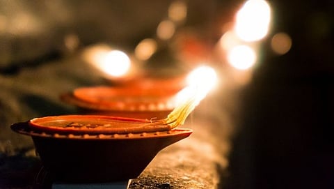 आली आली दीपावली