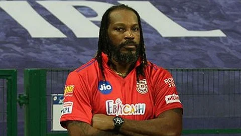 किंग्स 11 पंजाबमधील स्फोटक फलंदाज ख्रिस गेलने (Chris Gayle) IPL स्पर्धेच्या उर्वरित सामन्यांमधून माघार घेण्याचा निर्णय घेतला आहे.
